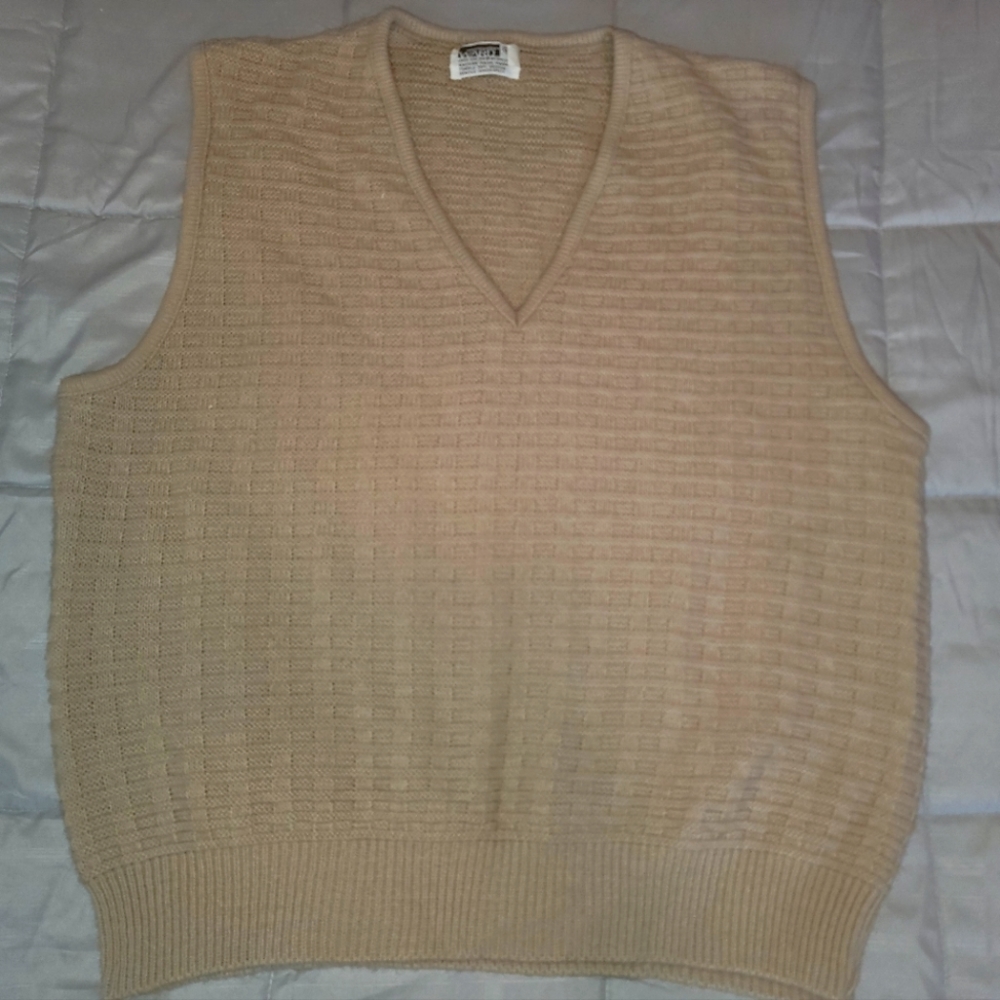 Vintage Montgomery Ward 100% Orlon Acrylic Men's Cream V-neck Sweater Vest